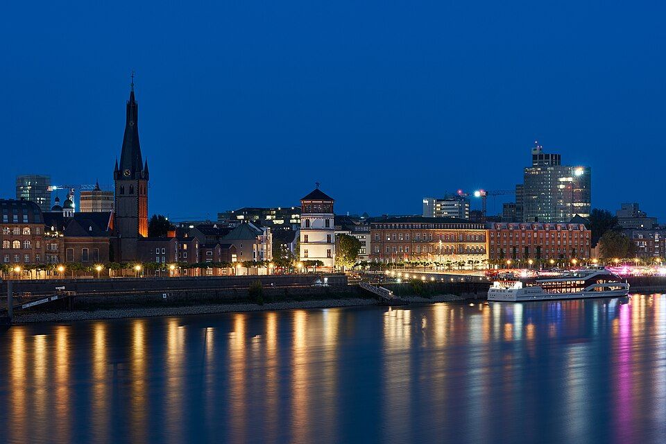 Düsseldorf am Rhein bei Nacht