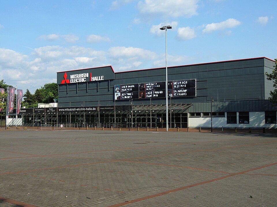 Die Mitsubishi Electric Halle von außen