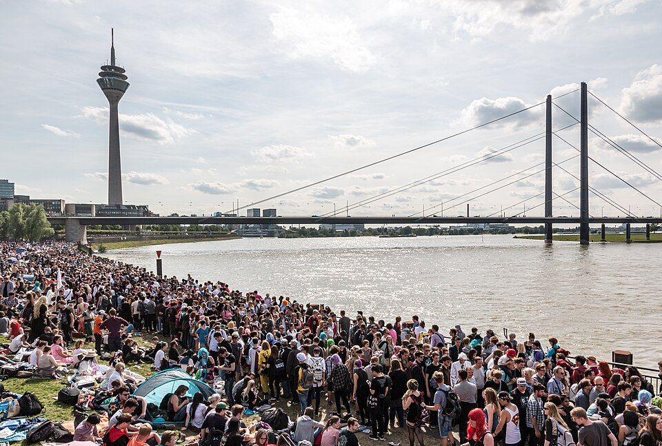 Der Japantag im Mai: Die Rheinpromenade ist voll