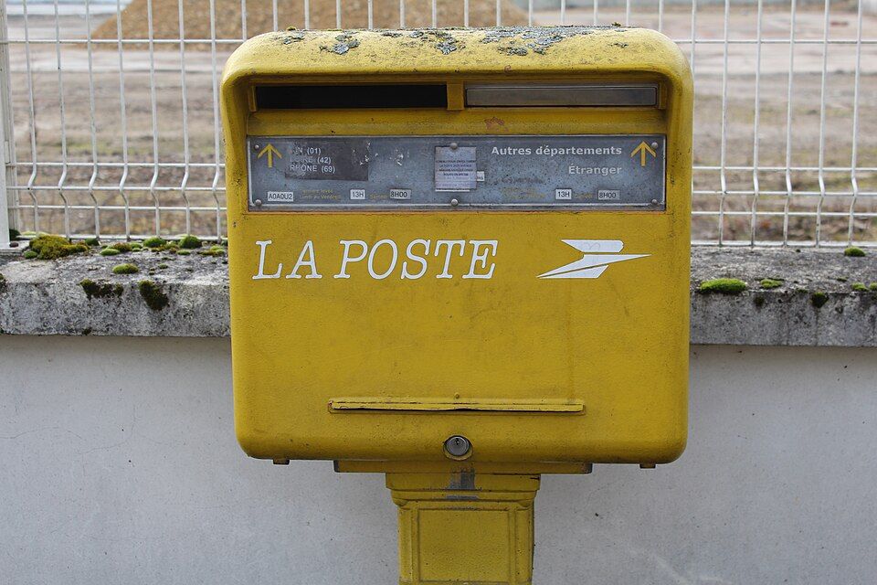 Ein gelber Briefkasten der französischen Post