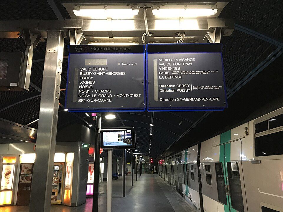 Der RER-A-Bahnsteig in Marne-la-Vallée Chessy