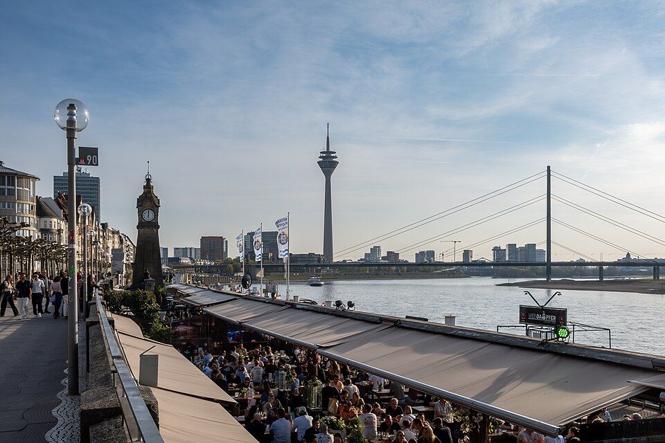 Der Fernsehturm vom Rheinufer aus